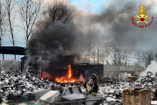 Pesaro - Incendio alla Sider, l’Arpam valuterà l’eventuale tossicità dei materiali incendiati